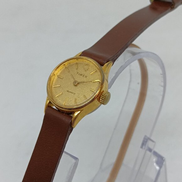 VINTAGE + ORIGINAL 1970s Timex Q Women's 18mm Gold Tone Quartz Watch NEW BATTERY - Picture 1 of 11